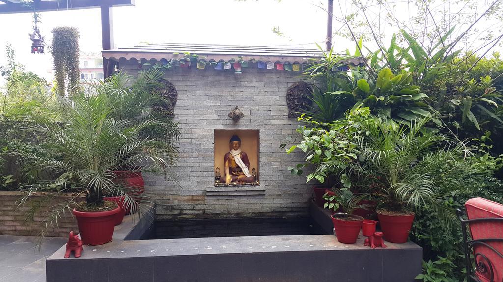 Hotel Middle Path & Spa Покхара Экстерьер фото