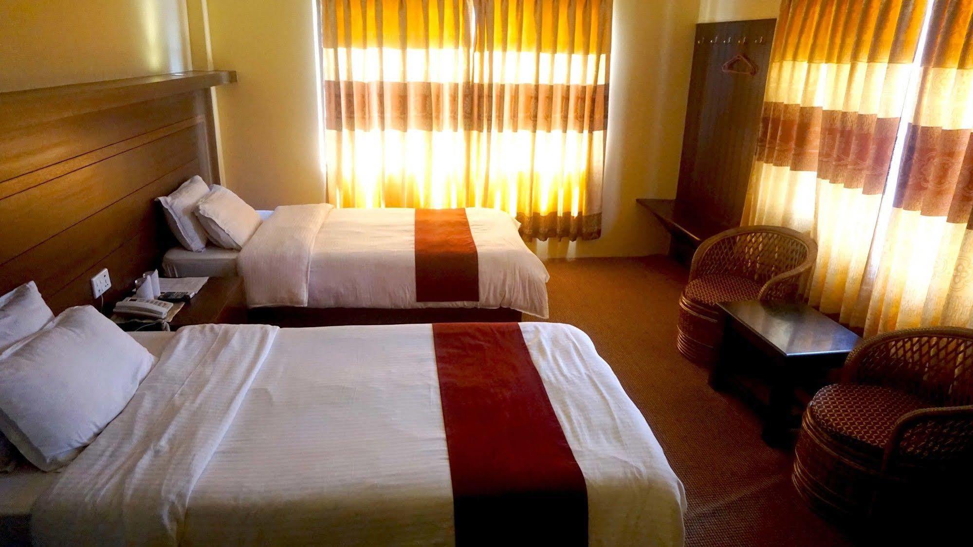Hotel Middle Path & Spa Покхара Экстерьер фото